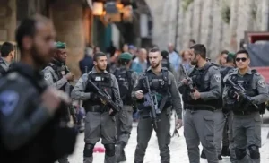 الاحتلال يعتقل مواطنة ونجلها من باحات “الأقصى”